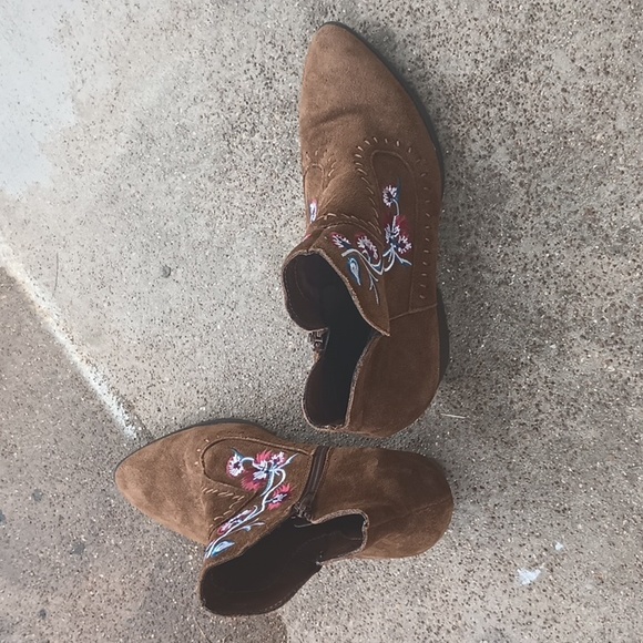 Suede booties gently used last sale - Picture 4 of 9